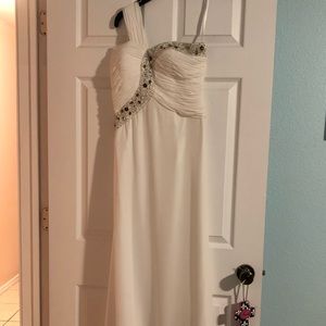 Long, white formal dress w one shoulder strap